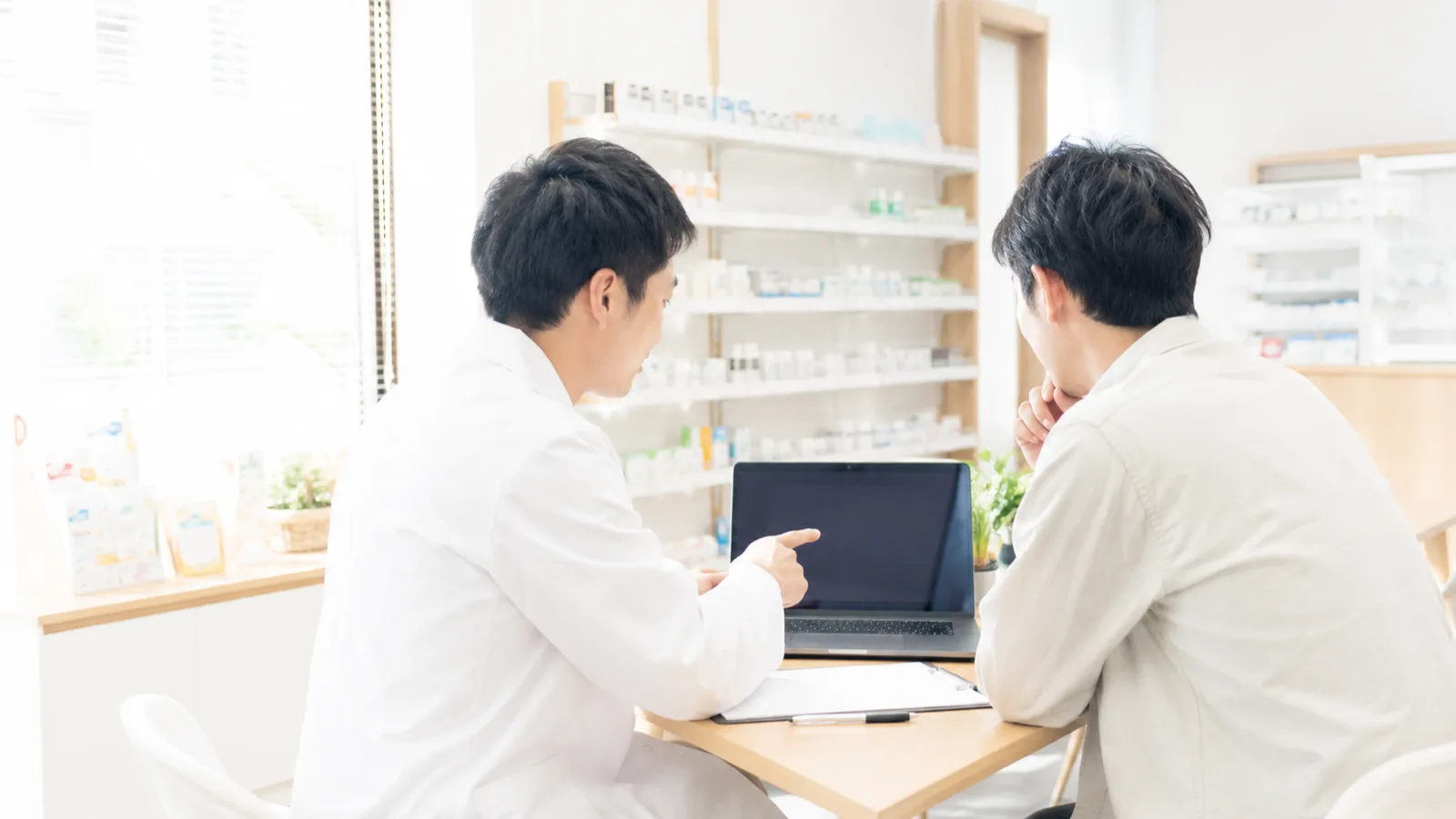 薬局で打ち合わせをする様子